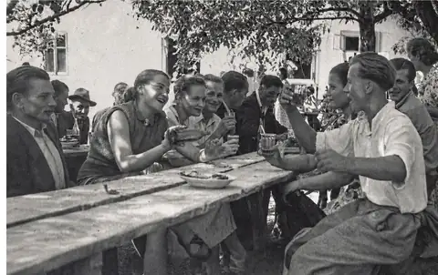 Zabawa przed starą strażnicą w Gruszowie, 1938